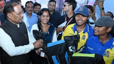 इचकेला की बालिका क्रिकेट टीम की बेटियों को CM विष्णु देव साय ने किया सम्मानित, क्रिकेट किट देकर बढ़ाया उत्साह 4 IMG 20260328 WA0131