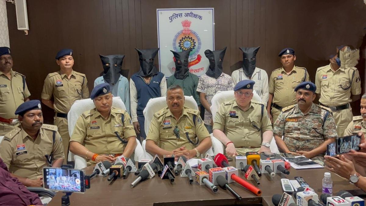 कवर्धा में ‘छल्ला’ गैंग का भंडाफोड़: नाबालिग समेत 6 गिरफ्तार, लूट की नगदी, औजार और बाइक बरामद 1 IMG 20260302 140312