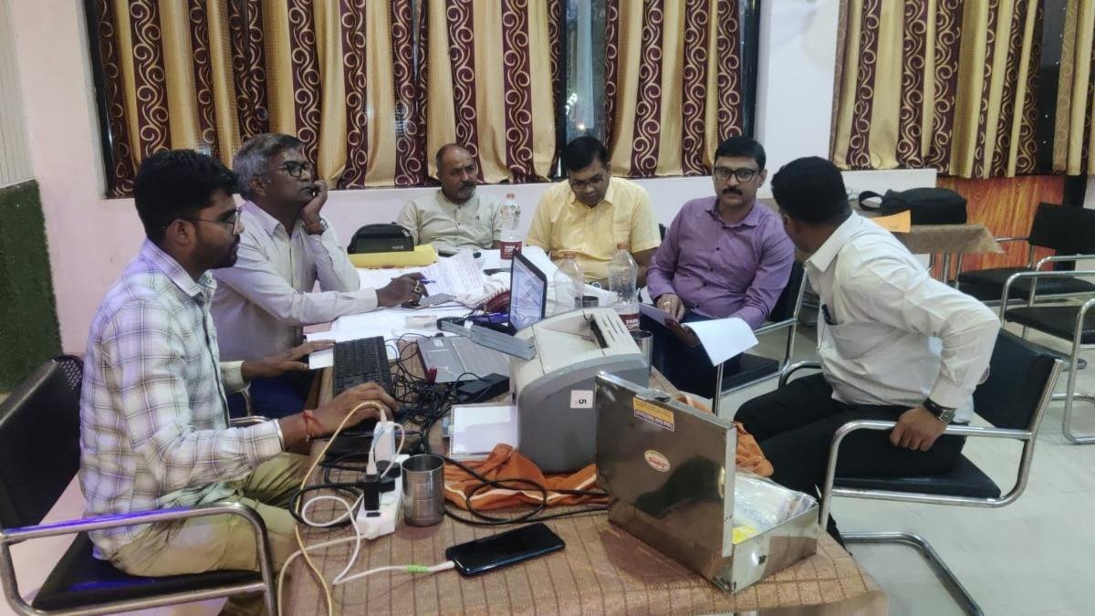 वन विभाग में हड़कंप: रेंजर और डिप्टी रेंजर ने मांगी थी मोटी रिश्वत, एसीबी ने फंसाया 50 हजार के साथ 1 image 2026 03 26T193451.422