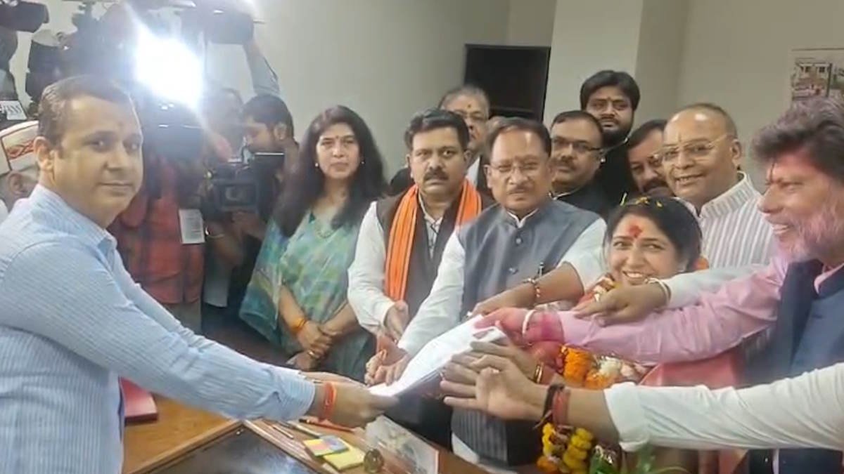 राज्यसभा के लिए नामांकन: भाजपा की लक्ष्मी वर्मा, कांग्रेस की फूलोदेवी नेताम मैदान में; विधानसभा में समर्थकों की भीड़ 1