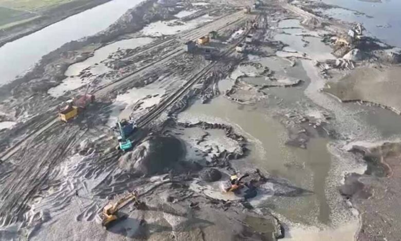 ट्रैक्टर पलटने की दर्दनाक घटना के बाद खनिज विभाग सख्त, अवैध रेत खनन पर कड़ी निगरानी और कार्रवाई शुरू 1 1 55 780x470 1