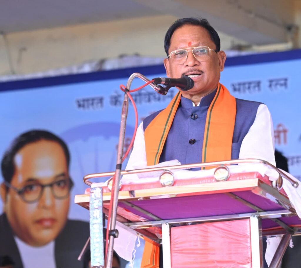 समरसता भोज में दिखी एकता की मिसाल: CM साय ने खुद परोसा खाना, आमजन के साथ बैठकर किया भोजन, संविधान और समानता पर दिया जोर 2 1003760159