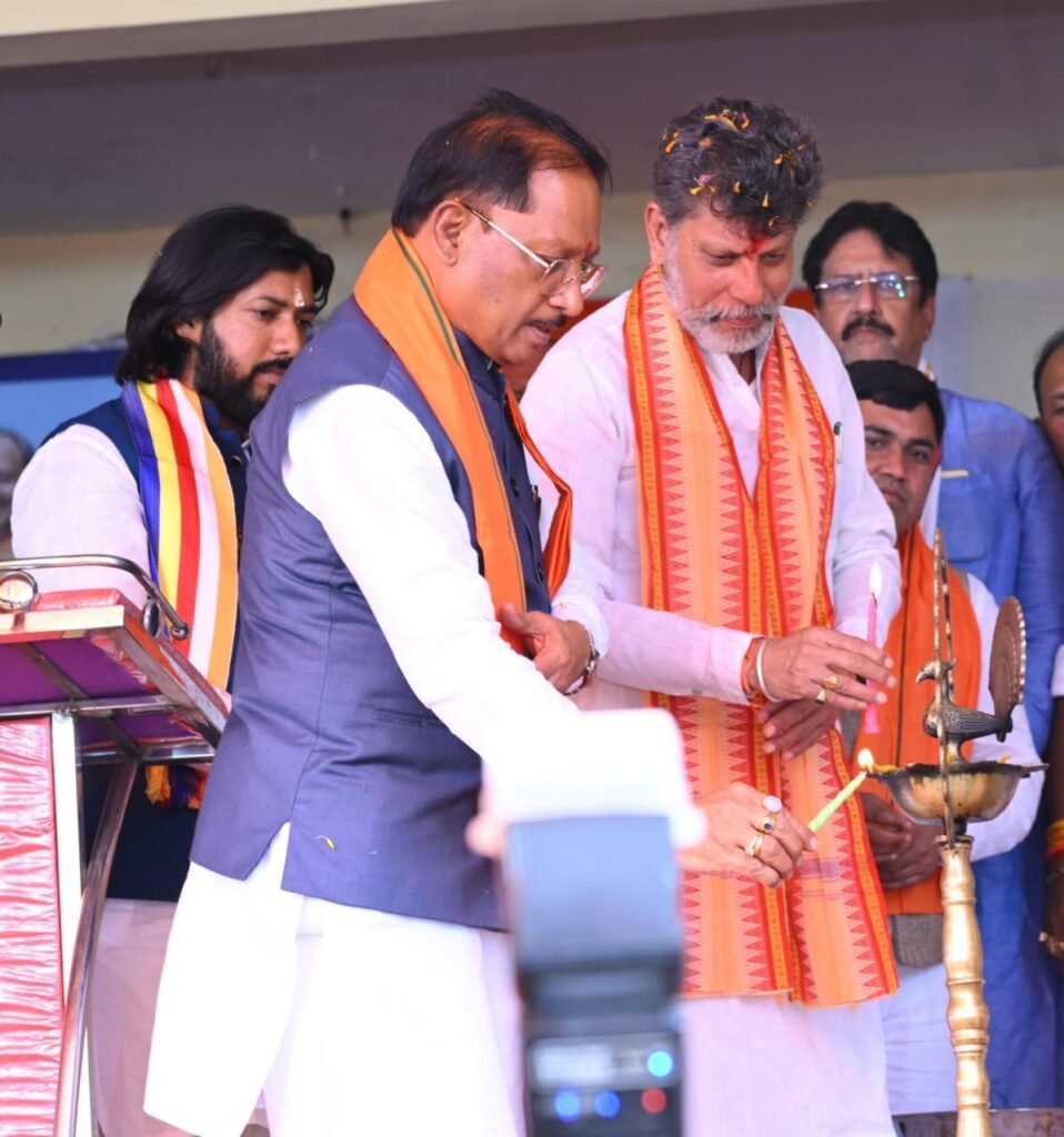 समरसता भोज में दिखी एकता की मिसाल: CM साय ने खुद परोसा खाना, आमजन के साथ बैठकर किया भोजन, संविधान और समानता पर दिया जोर 3 1003760165