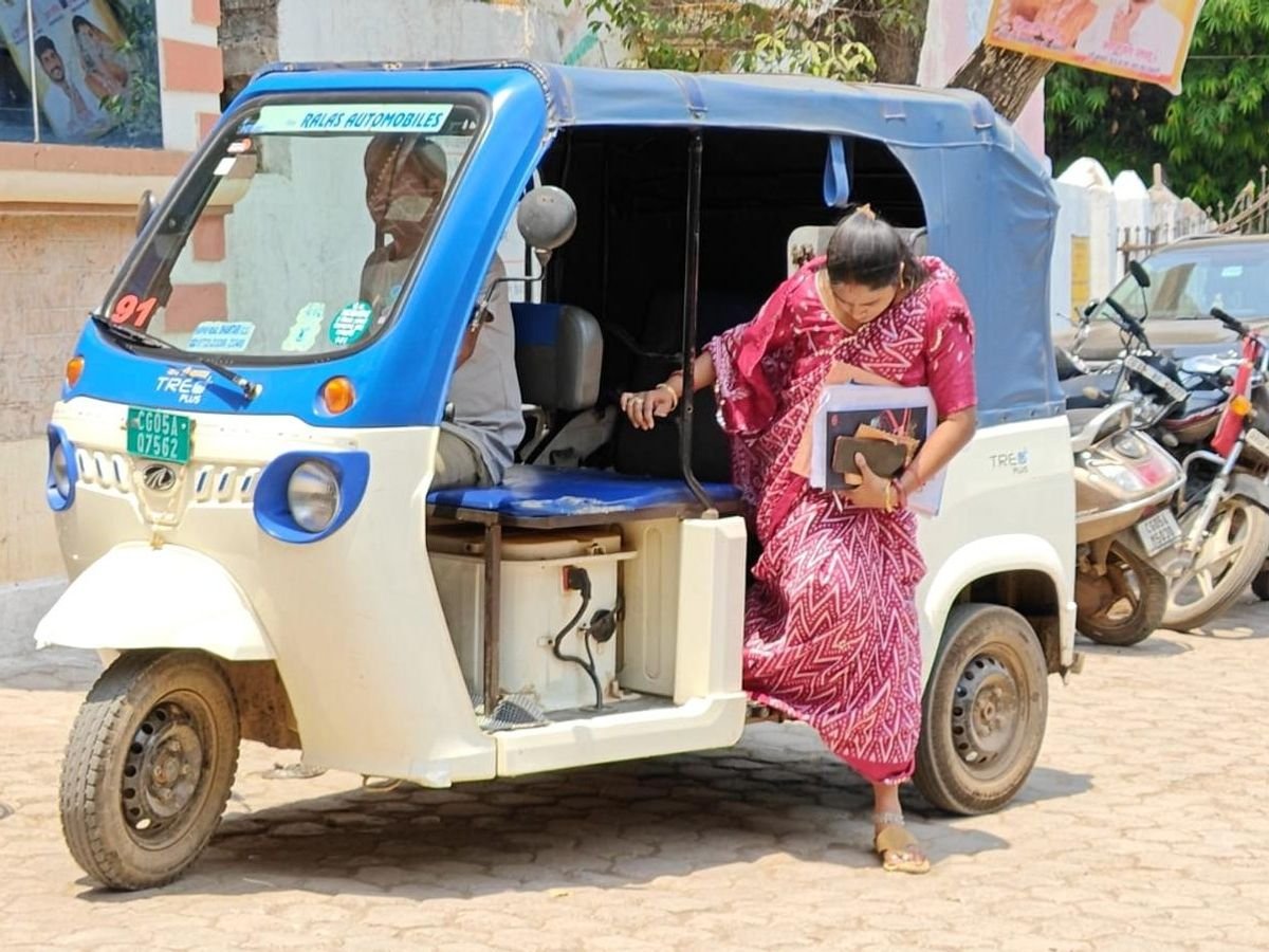 ई-रिक्शा से निगम पहुंच रहीं सभापति: धमतरी में वाहन विवाद गरमाया, विपक्ष बोला—‘ट्रिपल इंजन फेल’ 1 824aae3f 46b1 43f6 b76b 0cd9113a7600 1775568671422