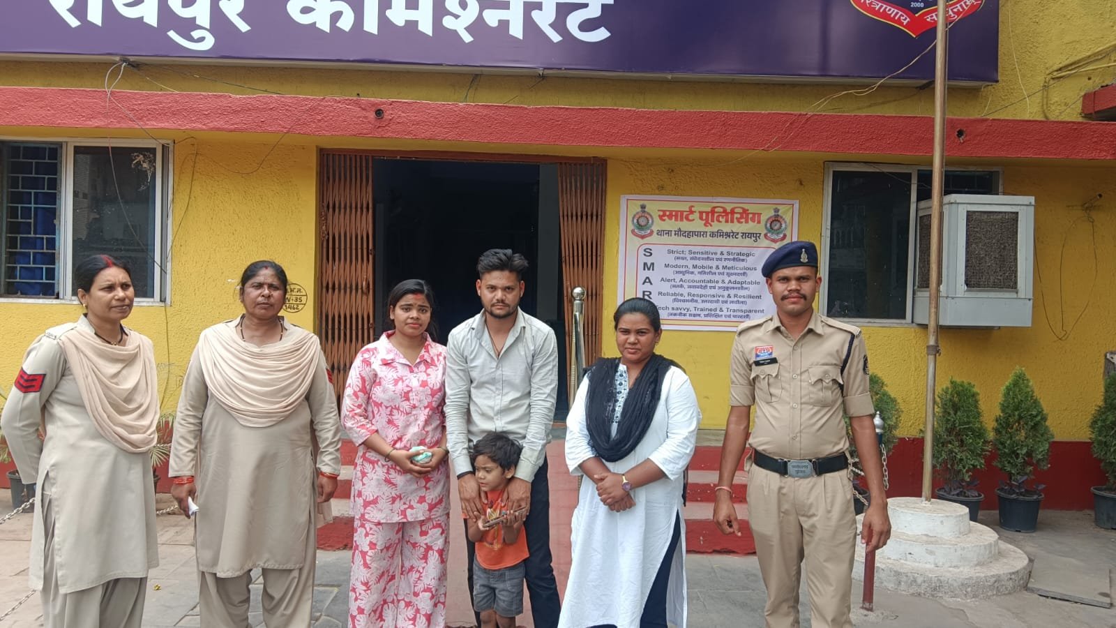Pink Patrol Unit reunites lost child with parents in Raipur 1 IMG 20260404 WA0032