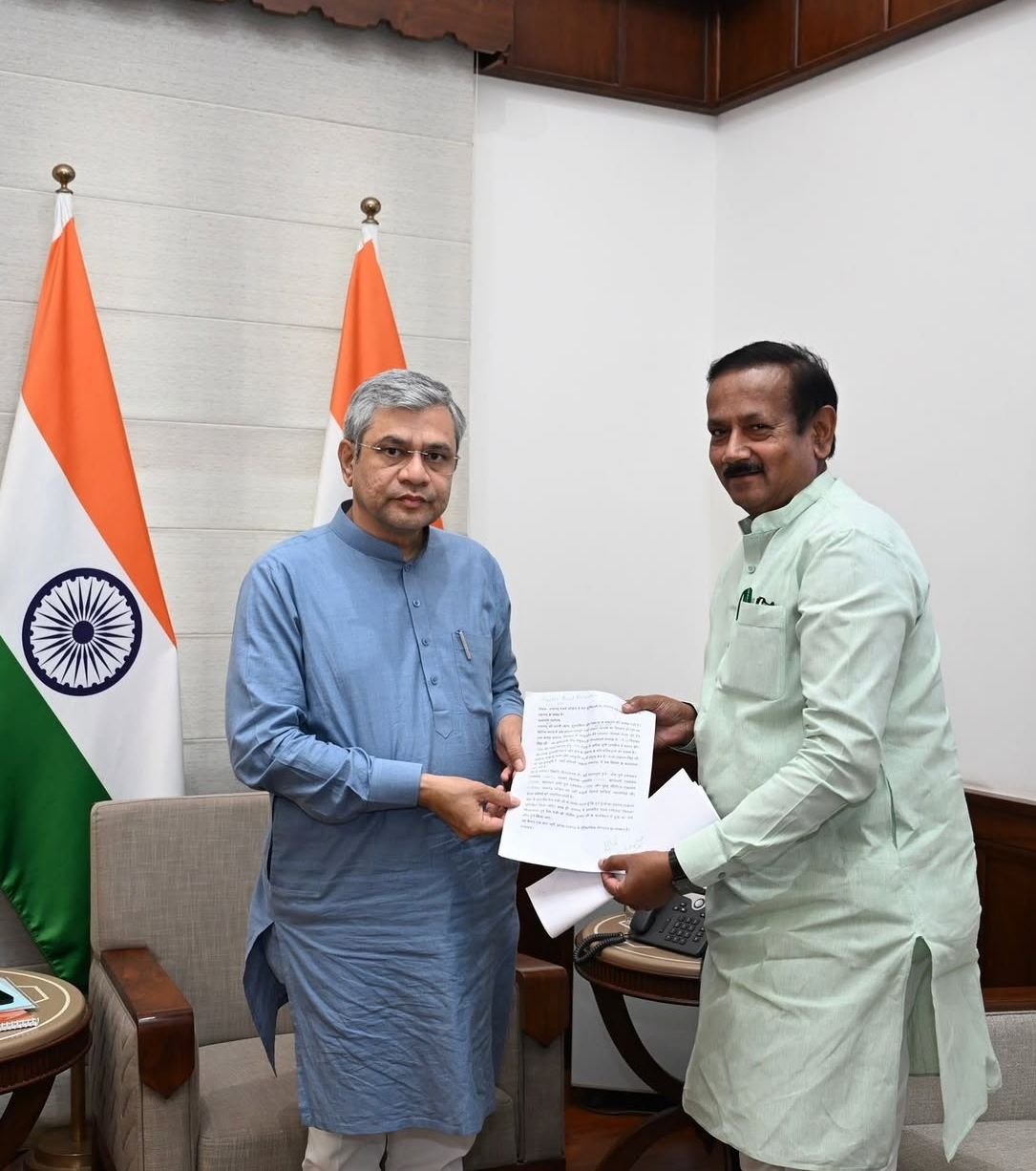 रायगढ़ रेलवे स्टेशन पर प्रमुख ट्रेनों का ठहराव नहीं : सांसद देवेंद्र प्रताप सिंह ने रेल मंत्री से क्षेत्र के ऐतिहासिक योगदान को देखते हुए तत्काल कदम उठाने की मांग 1 IMG 20260407 WA0024