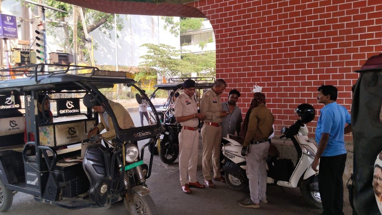 Police Crackdown on E-Rickshaw Drivers in Raipur 1 IMG 20260413 WA0022