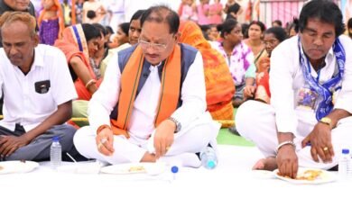 समरसता भोज में दिखी एकता की मिसाल: CM साय ने खुद परोसा खाना, आमजन के साथ बैठकर किया भोजन, संविधान और समानता पर दिया जोर 6 IMG 20260414 WA0023