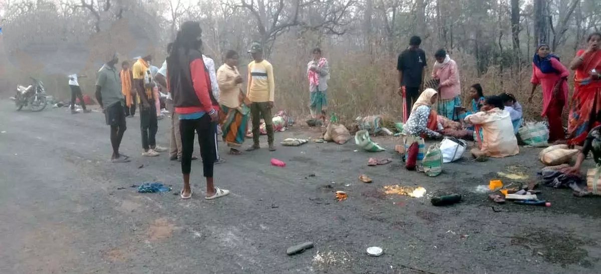 काम पर जा रहे मजदूरों पर टूटा कहर: बीजापुर में मालवाहक पलटा, 15 घायल; ग्रामीण परिवहन की सुरक्षा पर सवाल 1 IMG 20260409 152424