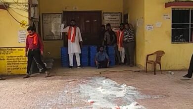 नगर निगम ने हटाए देवभोग मिल्क पार्लर : संघ ने जोन कार्यालय में दूध फोड़ा, कर्मचारियों की अभद्रता पर माफी की मांग 5 WhatsApp Image 2026 04 03 at 7.49.12 PM