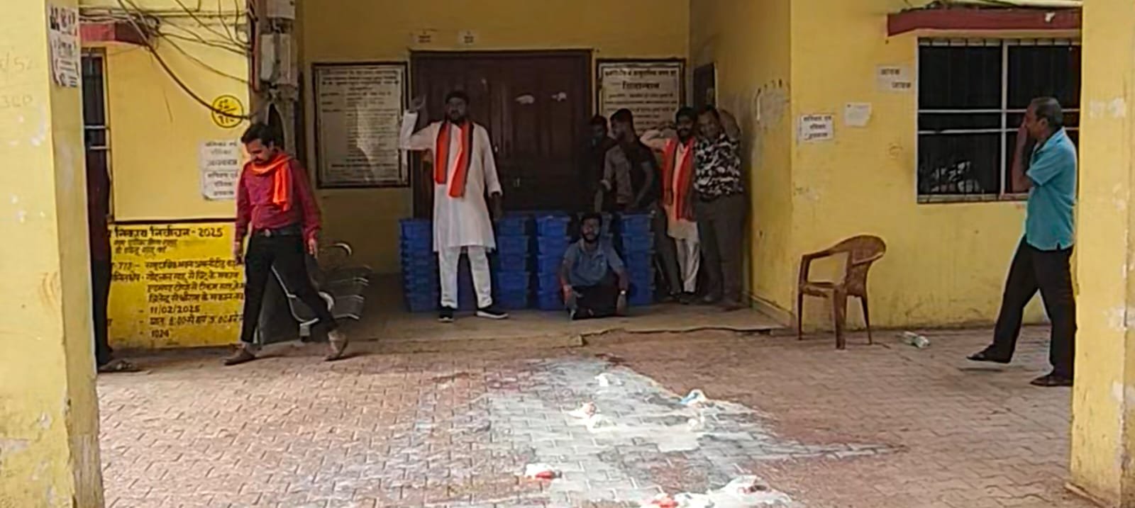 नगर निगम ने हटाए देवभोग मिल्क पार्लर : संघ ने जोन कार्यालय में दूध फोड़ा, कर्मचारियों की अभद्रता पर माफी की मांग 1 WhatsApp Image 2026 04 03 at 7.49.12 PM