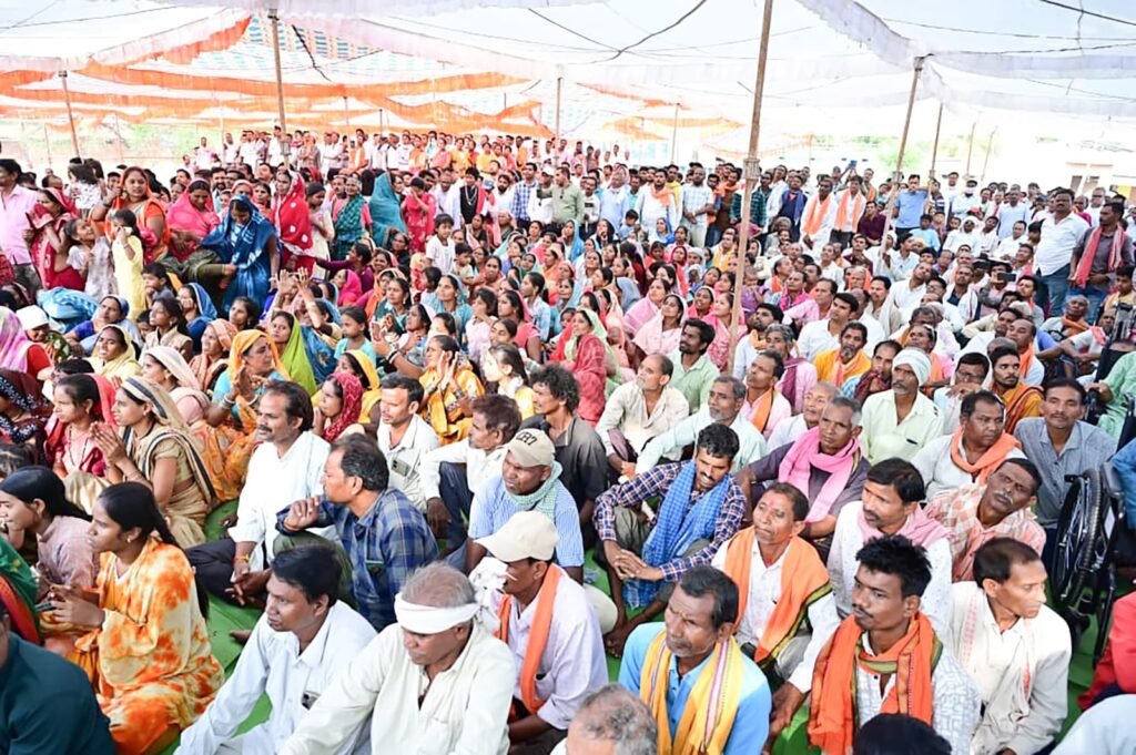 मुख्यमंत्री विष्णु देव साय ने बरगद की छांव में लगाई चौपाल : ग्रामीणों से संवाद कर योजनाओं का लिया फीडबैक 2 1004022264