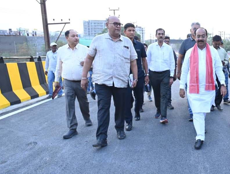 कचना ओवरब्रिज का 96% काम पूरा, जल्द शुरू होगा ट्रैफिक : डिप्टी CM अरुण साव ने किया निरीक्षण, अधिकारियों को तेजी से काम खत्म करने के निर्देश 1 IMG 20260515 WA0006