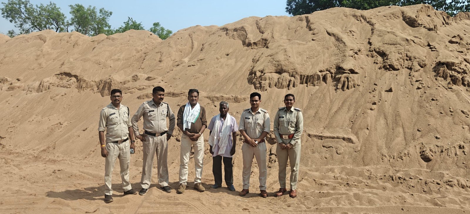 महानदी से अवैध रेत खनन पर खनिज विभाग का शिकंजा: गोबरानवापारा में 2 पोकलेन सील, कई जगहों से रेत जब्त 1 IMG 20260520 WA0004 scaled