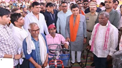 बिजली की कड़क ने छीने थे पैर, 'सुशासन' ने दी आत्मनिर्भरता की नई उड़ान : राजस्व मंत्री के हाथों मिली मोटराइज्ड ट्राईसाइकिल 5 IMG 20260521 WA0049