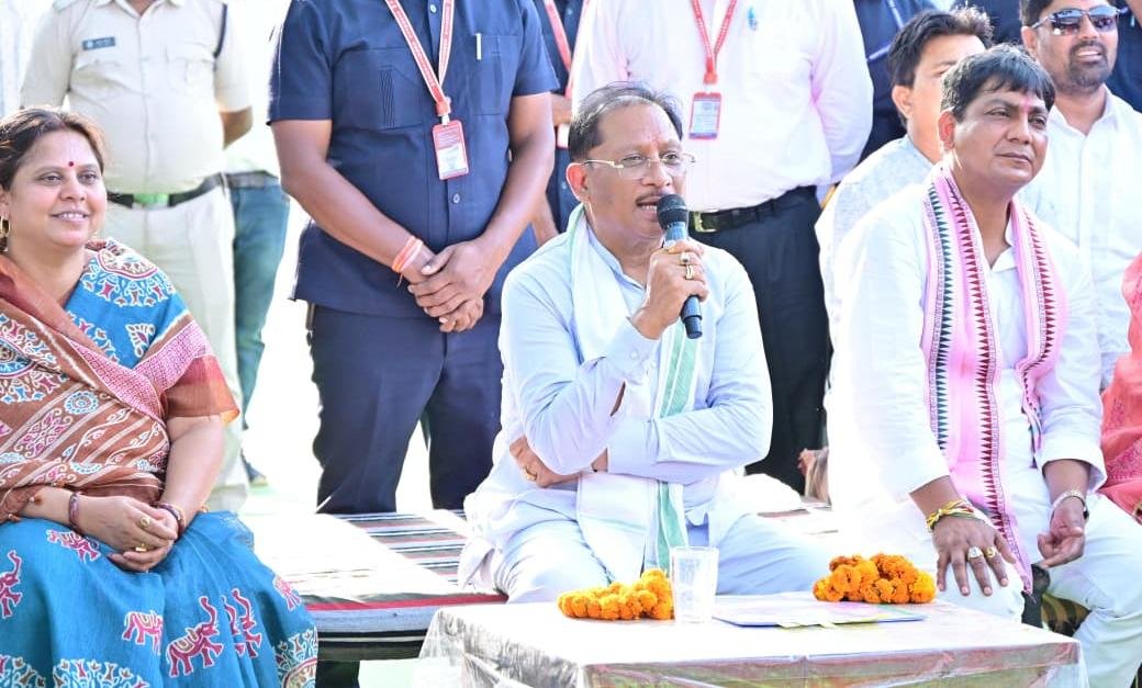 मुख्यमंत्री विष्णु देव साय ने बरगद की छांव में लगाई चौपाल : ग्रामीणों से संवाद कर योजनाओं का लिया फीडबैक 1 IMG 20260522 WA0053
