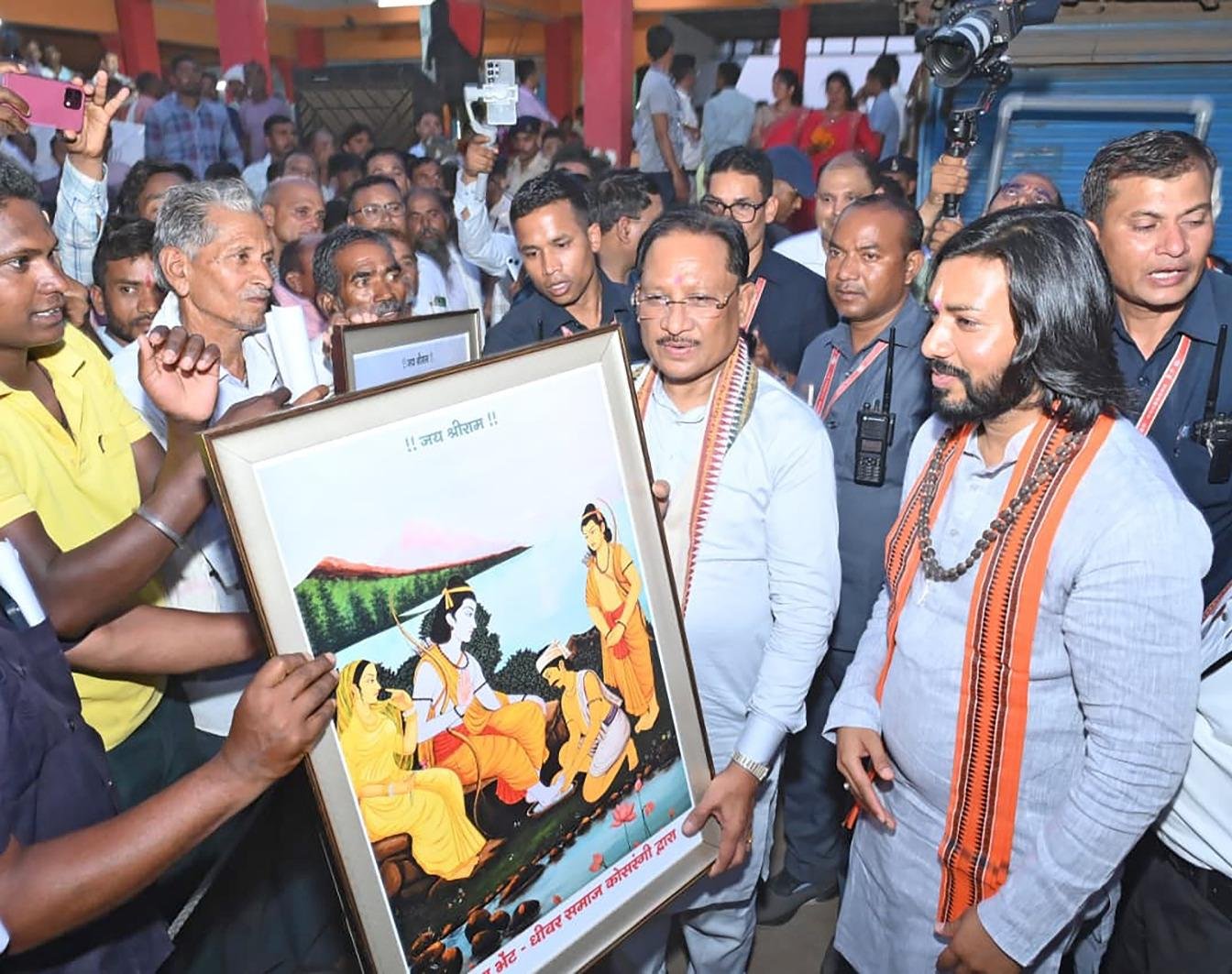 गांव-गांव पहुंच रही सरकार: कोसरंगी में मुख्यमंत्री विष्णु देव साय ने सुनी समस्याएं, योजनाओं से जुड़ने का किया आह्वान 1 IMG 20260523 WA0001