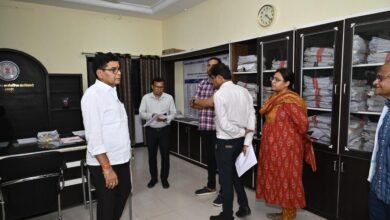 रायपुर तहसील में औचक निरीक्षण से अफरा-तफरी: फाइलों का बिखराव देख नाराज हुए टंक राम वर्मा, दिए सख्त निर्देश 3 IMG 20260526 WA0002
