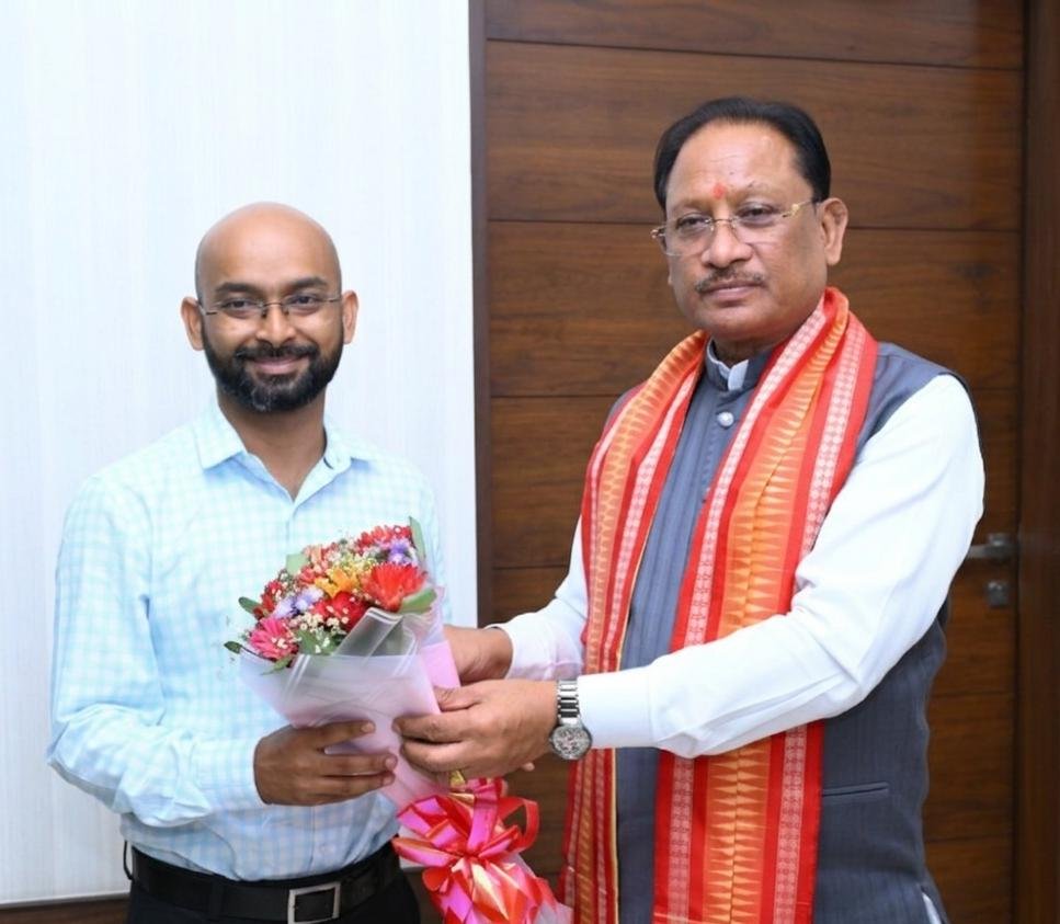 वनांचल के बेटे की सफलता पर मुख्यमंत्री ने जताया गर्व: IFS अजय गुप्ता से मुलाकात कर दी बधाई, कहा—युवाओं के लिए प्रेरणा 1 IMG 20260528 WA0000