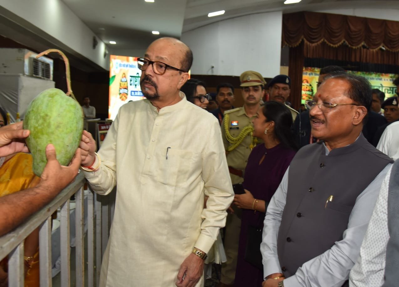 राष्ट्रीय आम महोत्सव में गूंजा छत्तीसगढ़ का स्वाद: 250 किस्मों के आम ने मोहा मन, मैंगो टूरिज्म पर भी बड़ा फोकस 1 IMG 20260529 WA0061