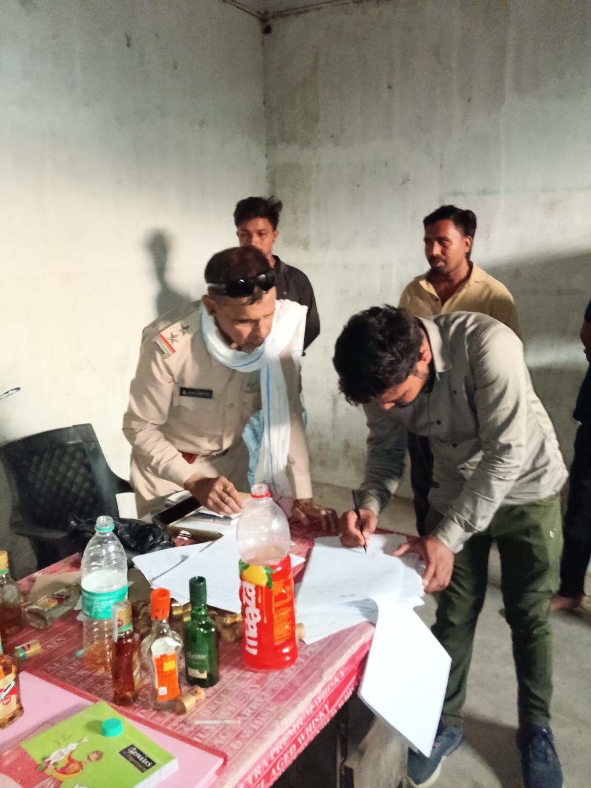 शराब प्रेमियों के साथ बड़ा धोखा: पिथौरा दुकान में खुलेआम चल रहा था मिलावट का खेल, 4 कर्मचारी गिरफ्तार 1 WhatsApp Image 2026 05 28 at 11.20.46 AM