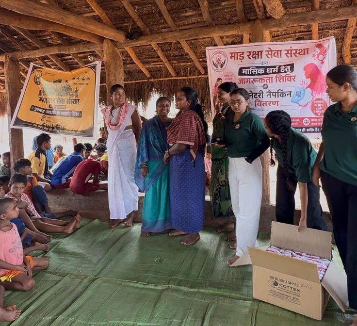 अबूझमाड़ के जंगलों में जागी नई उम्मीद: नुक्कड़ नाटक से दिया नशामुक्ति का संदेश, महिलाओं को बांटे सेनेटरी नैपकिन 3 1004171852