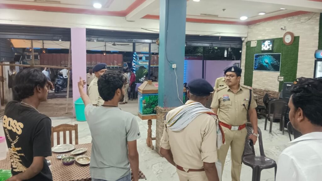 रायपुर ग्रामीण पुलिस का सरप्राइज चेकिंग अभियान: ढाबों में जांच, शराब परोसी तो होगी कड़ी कार्रवाई 3 1004190431
