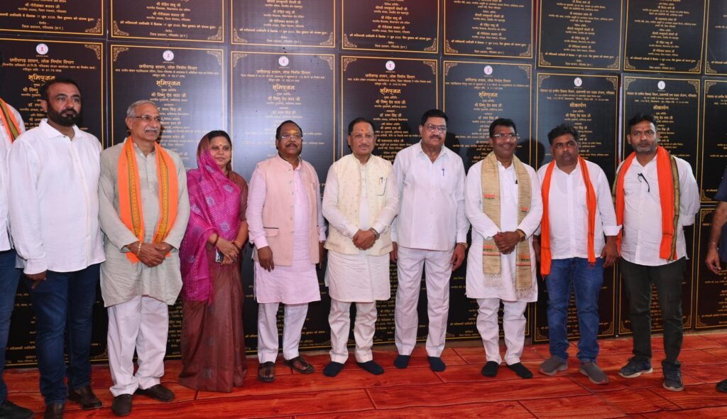 CM विष्णु देव साय ने किया कचना धुरवा गोंडवाना भवन का लोकार्पण, बोले : "जनजातीय गौरव को सहेजते हुए विकास के नए आयाम गढ़ रही है सरकार" 2 1004193401