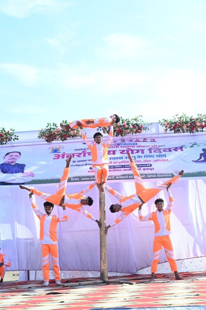 भैंसाओदार के वनांचल में गूंजा योग का संदेश: भावना बोहरा संग सैकड़ों लोगों ने किया सामूहिक योग, अबूझमाड़ मल्लखंब टीम ने बांधा समां 3 1004215465