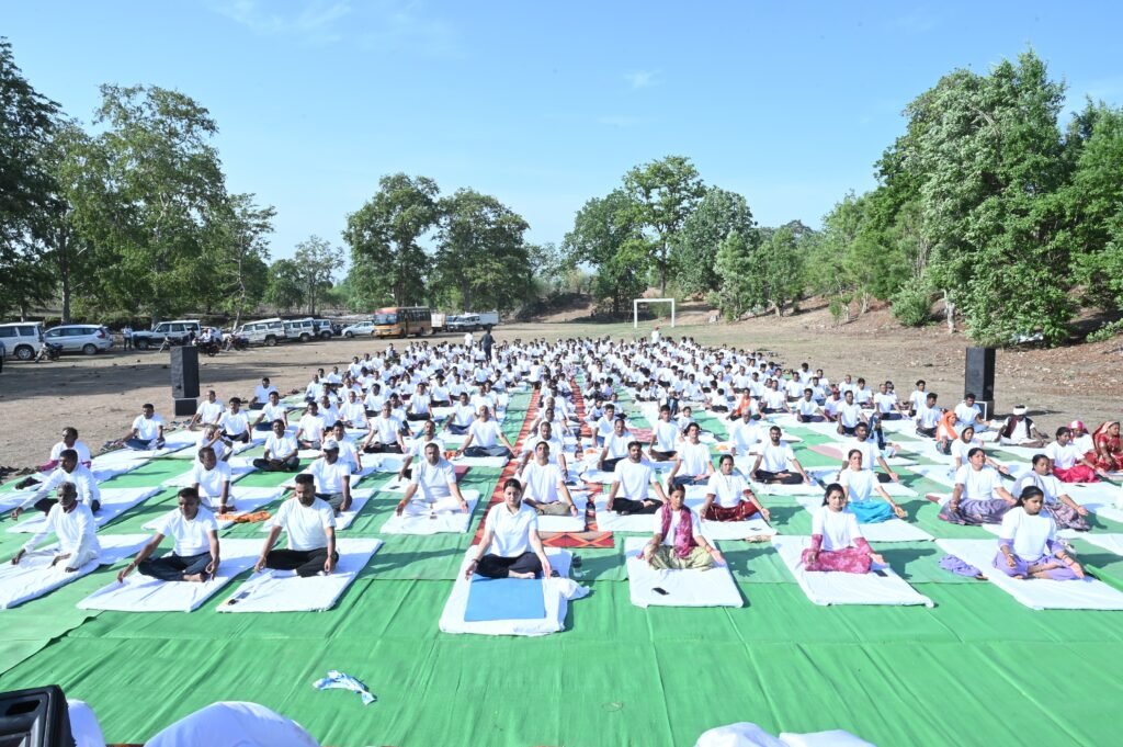 भैंसाओदार के वनांचल में गूंजा योग का संदेश: भावना बोहरा संग सैकड़ों लोगों ने किया सामूहिक योग, अबूझमाड़ मल्लखंब टीम ने बांधा समां 2 1004215467
