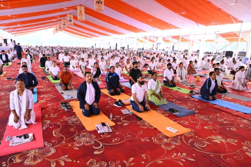 अंतर्राष्ट्रीय योग दिवस: अंबिकापुर में CM विष्णुदेव साय ने किया योग, बोले- स्वस्थ समाज के लिए इसे दिनचर्या का हिस्सा बनाएं 4 1004216291