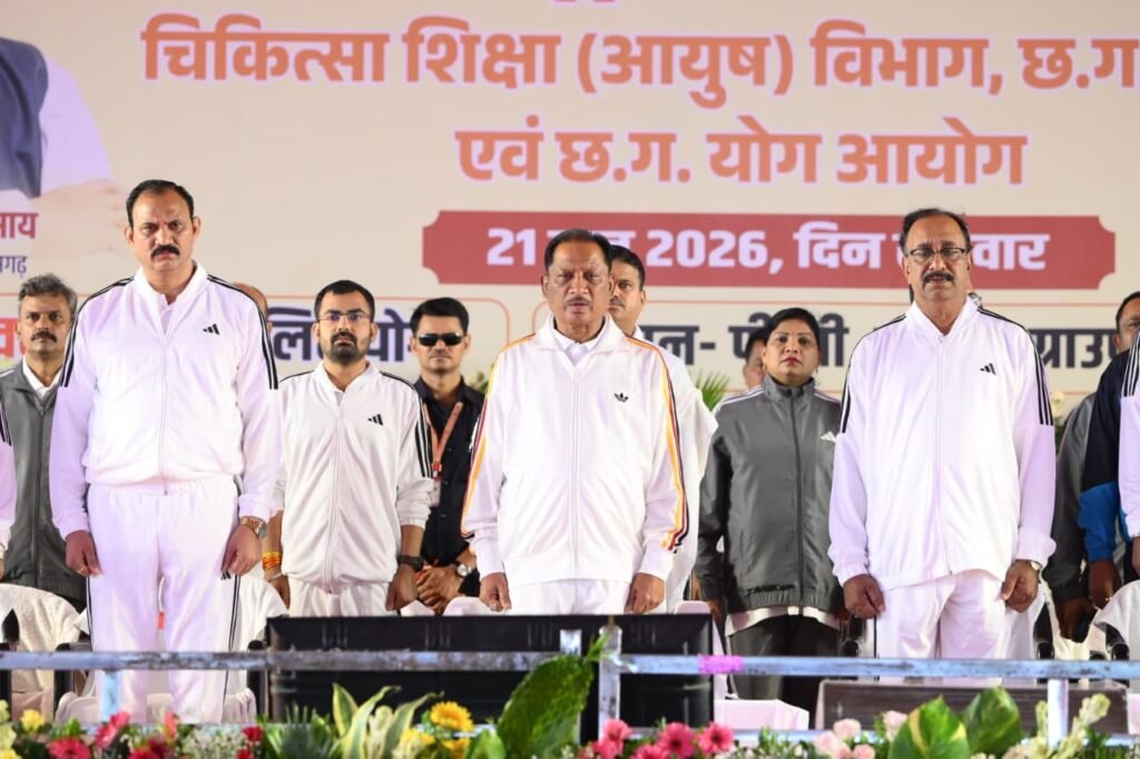 अंतर्राष्ट्रीय योग दिवस: अंबिकापुर में CM विष्णुदेव साय ने किया योग, बोले- स्वस्थ समाज के लिए इसे दिनचर्या का हिस्सा बनाएं 3 1004216321