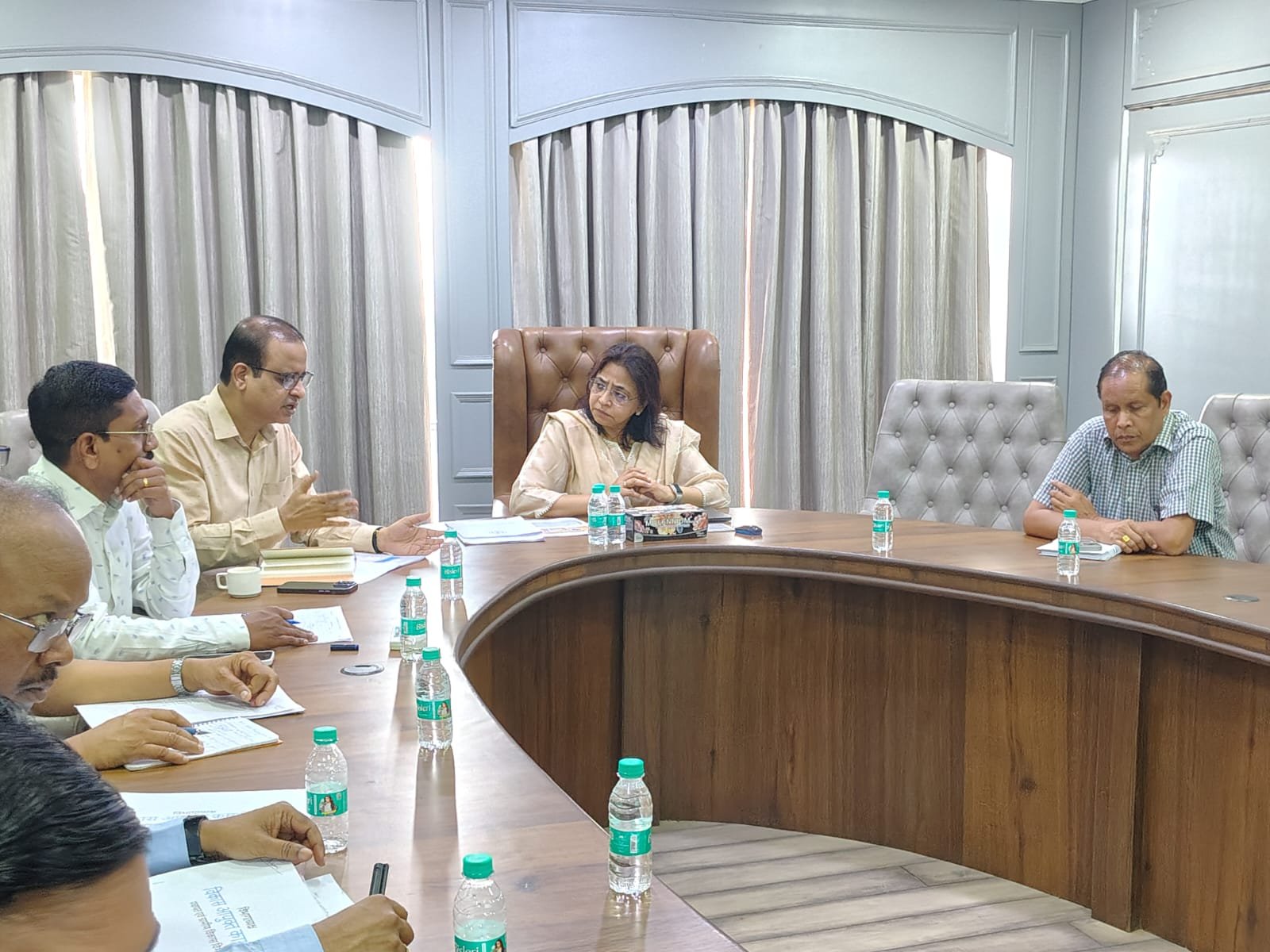 विकसित भारत अधिनियम पर फोकस: ऋचा शर्मा ने अधिकारियों को दी चेतावनी, कहा—‘हर गांव तक पहुंचनी चाहिए नई व्यवस्था की जानकारी’ 1 IMG 20260601 WA0040