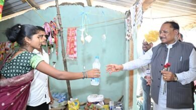 बंदूक छोड़ संभाली किराना दुकान: आत्मसमर्पित दंपत्ति से मिले विष्णु देव साय, बोले—‘यही है बदलते बस्तर की तस्वीर’ 3 IMG 20260602 WA0050