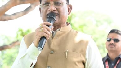 आम की छांव में मुख्यमंत्री की चौपाल: खाट पर बैठे, ग्रामीणों की सुनी बात, मौके पर दिए समाधान 4 IMG 20260606 WA0073