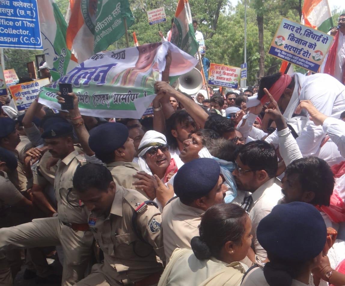 ‘खाद नहीं, बिजली नहीं तो खेती कैसे?’ कांग्रेस का प्रदर्शन, बिलासपुर में कलेक्ट्रेट घेरकर सौंपा ज्ञापन 1 IMG 20260609 WA0050