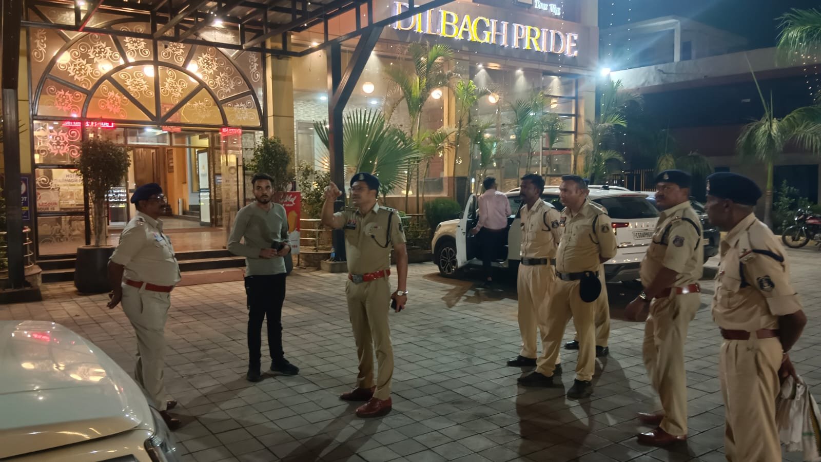 रायपुर ग्रामीण पुलिस का सरप्राइज चेकिंग अभियान: ढाबों में जांच, शराब परोसी तो होगी कड़ी कार्रवाई 1 IMG 20260617 WA0020