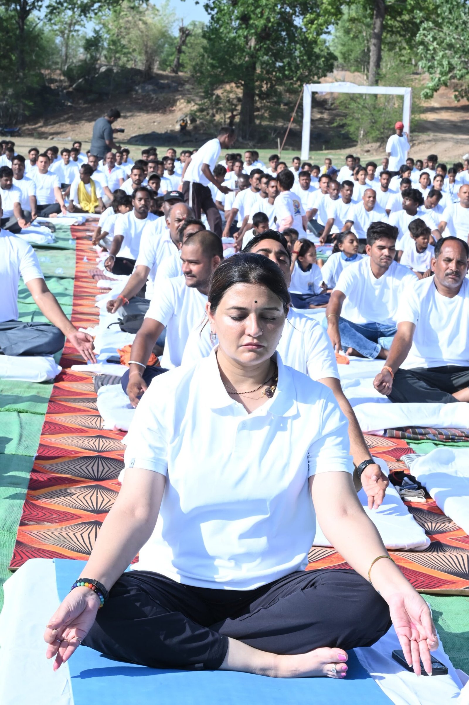 भैंसाओदार के वनांचल में गूंजा योग का संदेश: भावना बोहरा संग सैकड़ों लोगों ने किया सामूहिक योग, अबूझमाड़ मल्लखंब टीम ने बांधा समां 1 IMG 20260621 WA00221 scaled