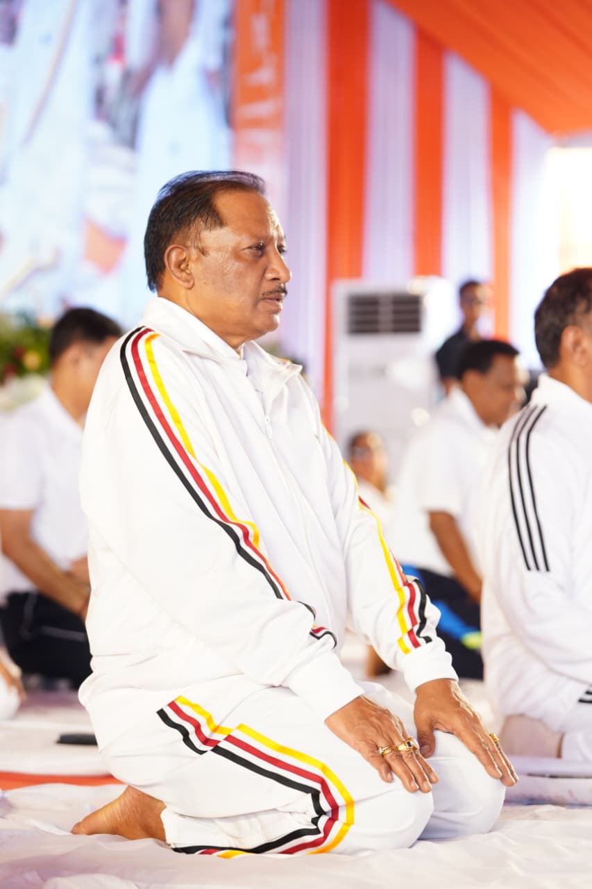 अंतर्राष्ट्रीय योग दिवस: अंबिकापुर में CM विष्णुदेव साय ने किया योग, बोले- स्वस्थ समाज के लिए इसे दिनचर्या का हिस्सा बनाएं 1 IMG 20260621 WA0097