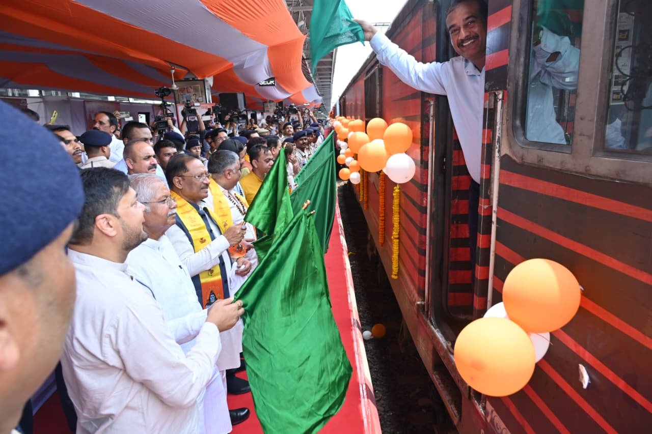 रायपुर से सोमनाथ के लिए रवाना हुई विशेष ट्रेन: 1000 से ज्यादा श्रद्धालुओं को CM विष्णुदेव साय ने दिखाई हरी झंडी 1 IMG 20260622 WA0063