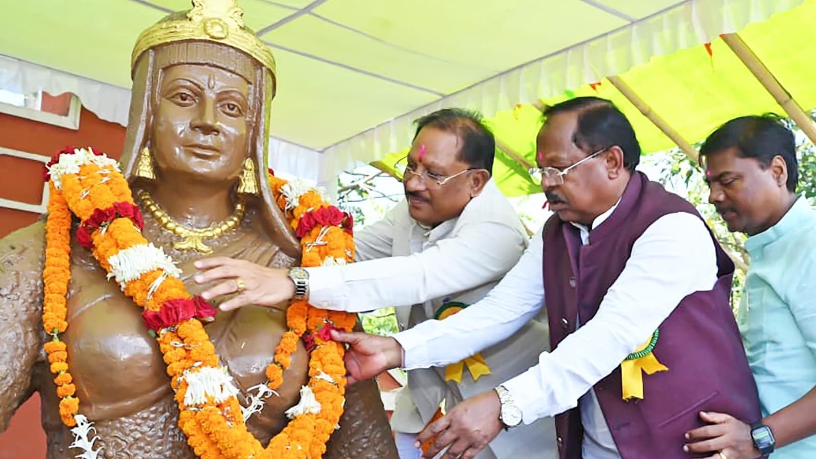 रानी दुर्गावती की प्रतिमा पर CM साय ने किया माल्यार्पण: बोले—मुगलों के सामने नहीं झुकीं, उनका बलिदान अमर रहेगा 1 IMG 20260624 WA0035