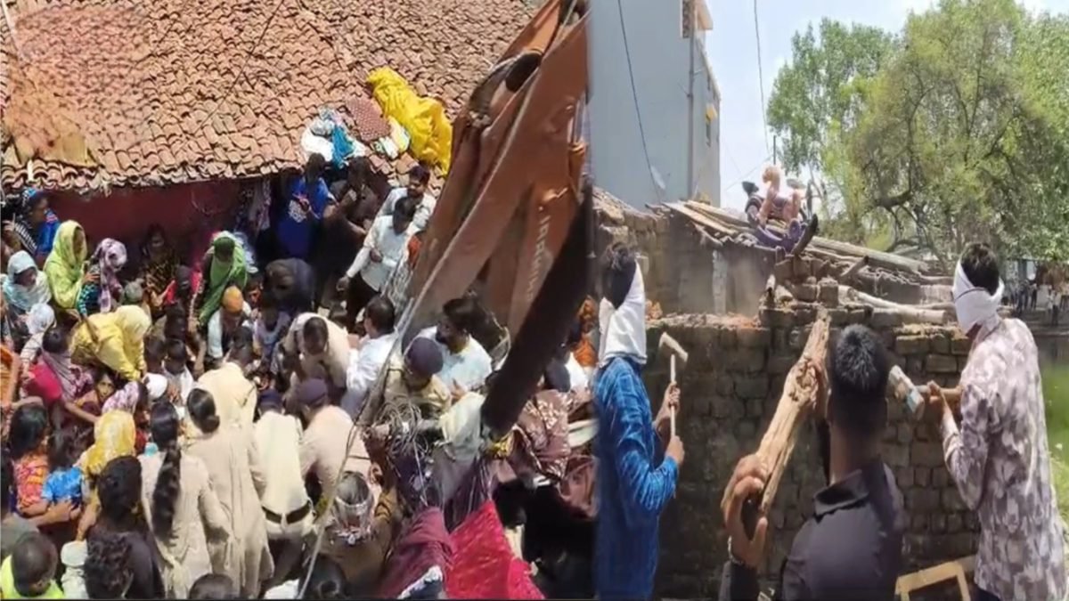 गौमांस विवाद से गरमाया धमतरी: अतिक्रमण हटाने पहुंची निगम टीम का विरोध, प्रदर्शनकारियों और प्रशासन में तीखी नोकझोंक 1 IMG 20260613 170611
