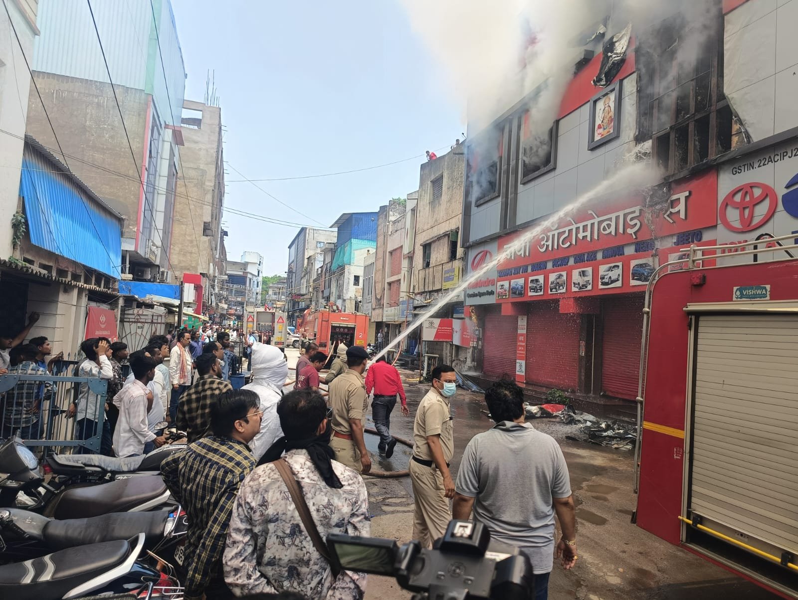 ब्रेकिंग न्यूज़: रायपुर के ऑटोमोबाइल शॉप में भीषण आग, इलाके में अफरा-तफरी 1 WhatsApp Image 2026 06 11 at 11.38.07 AM 1
