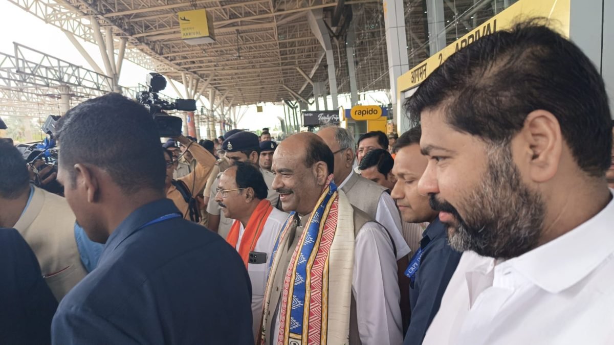 रायपुर पहुंचे लोकसभा अध्यक्ष ओम बिरला : जैन समाज के कार्यक्रम में करेंगे शिरकत, शाम को लौटेंगे दिल्ली 1 image 2026 06 18T083102.248