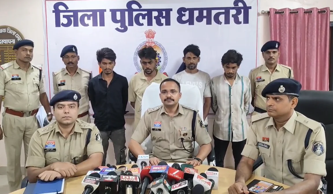धमतरी में 480 किलो गांजा जब्त: 2 करोड़ से ज्यादा की खेप पकड़ाई, रायपुर-UP सप्लाई की तैयारी, नाबालिग समेत 5 गिरफ्तार 1 image 96