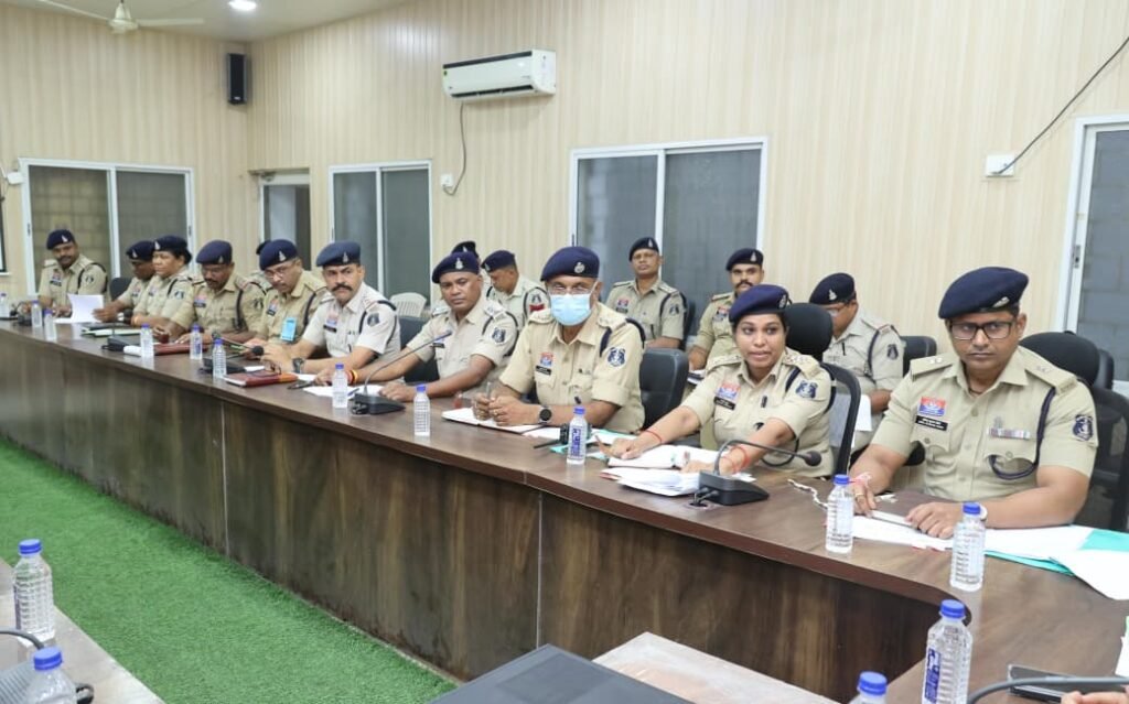 IG Ram Gopal Garg reviews Raigarh police operations, emphasizes professional policing 2 1004495548