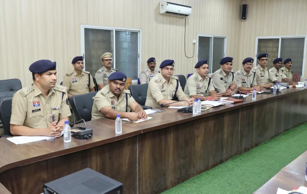 IG Ram Gopal Garg reviews Raigarh police operations, emphasizes professional policing 3 1004495549