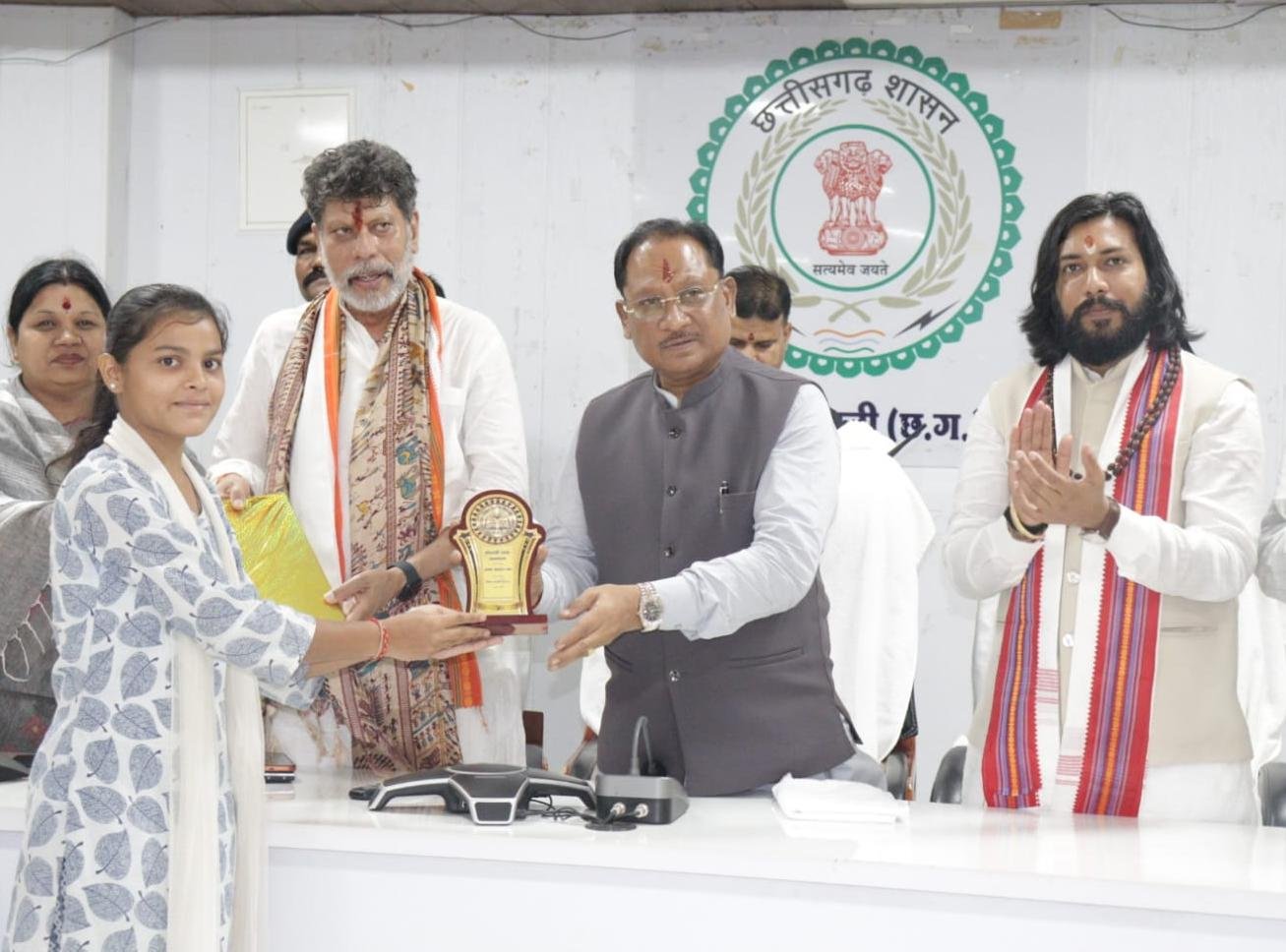 बोर्ड टॉपर्स का CM विष्णुदेव साय ने किया सम्मान: विद्यार्थियों से बोले—‘निरंतर अध्ययन और कठिन परिश्रम ही सफलता की कुंजी’ 1 IMG 20260703 WA0002
