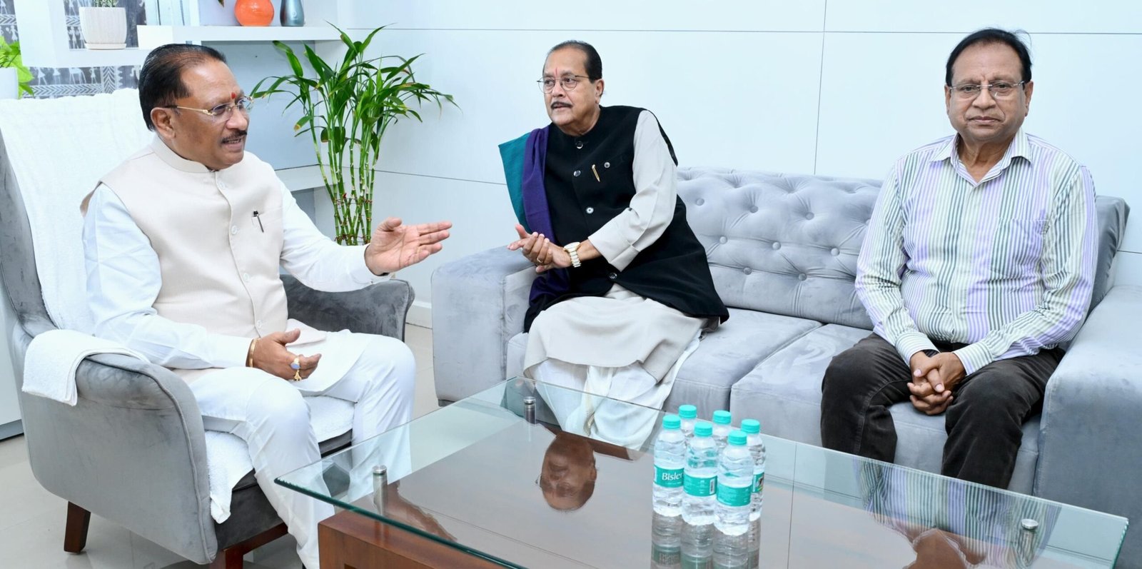 झारखंड के वित्त मंत्री की CM विष्णु देव साय से मुलाकात: सीमावर्ती विकास पर बनी सहमति, दोनों राज्यों ने बढ़ाया सहयोग का हाथ 1 IMG 20260707 WA0033 scaled