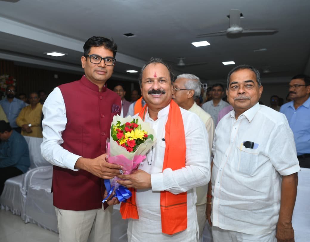 RDA को मिला नया उपाध्यक्ष: डॉ. जय प्रकाश शर्मा ने संभाला पदभार, ओ.पी. चौधरी बोले—रायपुर के विकास को मिलेगी नई रफ्तार 1 IMG 20260713 WA0052